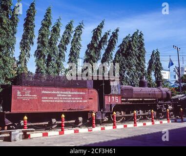 Thailandia, Kanchanaburi. Si tratta di uno dei treni utilizzati dai giapponesi sulla famigerata ferrovia della morte Birmania-Siam della seconda guerra mondiale costruita più o meno dai prigionieri di guerra alleati e dalla stampa di gente locale incaricato di costruire la linea ferroviaria terrestre da Bangkok nel Golfo della Thailandia Rangoon in Birmania come parte del piano strategico dell'esercito giapponese imperiale per invadere l'India. Foto Stock