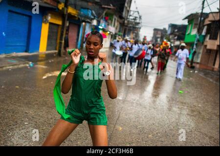 Un ballerino afro-colombiano del quartiere di Pandeyuca si esibisce sotto la pioggia durante il festival di San Pacho a Quibdó, Colombia. Foto Stock