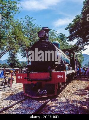 Thailandia, Kanchanaburi. Si tratta di uno dei treni utilizzati dai giapponesi sulla famigerata ferrovia della morte Birmania-Siam della seconda guerra mondiale costruita più o meno dai prigionieri di guerra alleati e dalla stampa di gente locale incaricato di costruire la linea ferroviaria terrestre da Bangkok nel Golfo della Thailandia Rangoon in Birmania come parte del piano strategico dell'esercito giapponese imperiale per invadere l'India. Foto Stock