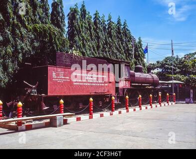 Thailandia, Kanchanaburi. Si tratta di uno dei treni utilizzati dai giapponesi sulla famigerata ferrovia della morte Birmania-Siam della seconda guerra mondiale costruita più o meno dai prigionieri di guerra alleati e dalla stampa di gente locale incaricato di costruire la linea ferroviaria terrestre da Bangkok nel Golfo della Thailandia Rangoon in Birmania come parte del piano strategico dell'esercito giapponese imperiale per invadere l'India. Foto Stock