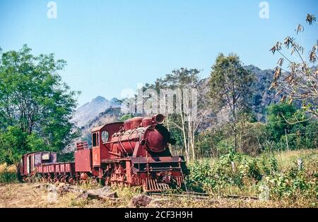 Thailandia, Kanchanaburi. Questo è uno dei treni abbandonati oltre quello che era Sai Yok clearing e Pow camp sulla famigerata ferrovia della morte Birmania-Siam della seconda guerra mondiale costruita più o meno dai prigionieri di guerra alleati e la stampa ha ganizzato la gente locale incaricato di costruire la rotta ferroviaria terrestre da Bangkok Nel Golfo della Thailandia a Rangoon in Birmania come parte del piano strategico dell'Esercito Imperiale Giapponese per invadere l'India. Foto Stock