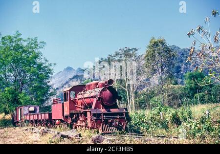 Thailandia, Kanchanaburi. Questo è uno dei treni abbandonati oltre quello che era Sai Yok clearing e Pow camp sulla famigerata ferrovia della morte Birmania-Siam della seconda guerra mondiale costruita più o meno dai prigionieri di guerra alleati e la stampa ha ganizzato la gente locale incaricato di costruire la rotta ferroviaria terrestre da Bangkok Nel Golfo della Thailandia a Rangoon in Birmania come parte del piano strategico dell'Esercito Imperiale Giapponese per invadere l'India. Foto Stock