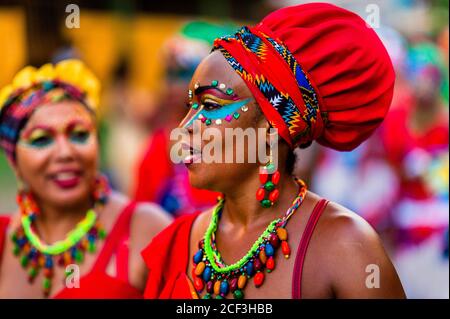 I ballerini afro-colombiani del quartiere di Yescagrande partecipano al festival di San Pacho a Quibdó, Colombia. Foto Stock