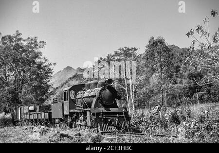 Thailandia, Kanchanaburi. Questo è uno dei treni abbandonati oltre quello che era Sai Yok clearing e Pow camp sulla famigerata ferrovia della morte Birmania-Siam della seconda guerra mondiale costruita più o meno dai prigionieri di guerra alleati e la stampa ha ganizzato la gente locale incaricato di costruire la rotta ferroviaria terrestre da Bangkok Nel Golfo della Thailandia a Rangoon in Birmania come parte del piano strategico dell'Esercito Imperiale Giapponese per invadere l'India. Foto Stock