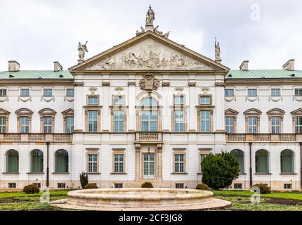 Varsavia, Polonia Krasinski palazzo con parco giardino in inverno di Warszawa nuvoloso giorno esterno facciata architettura vista e fontana di pietra nessuno Foto Stock