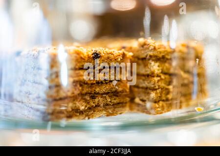 Primo piano di esposizione di torta di miele di spugna marrone a Varsavia, caffè Polonia a Natale su vassoio di vetro come dessert tradizionale polacco Foto Stock