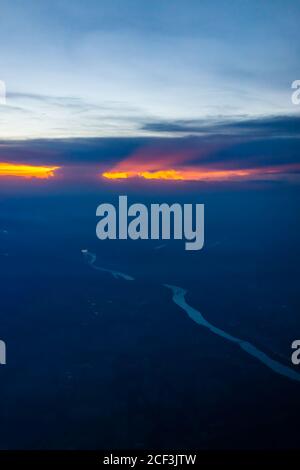 Colorato e suggestivo tramonto rosso scuro in Virginia con il fiume potomac e vista verticale aerea ad alto angolo con orizzonte dalla finestra dell'aereo Dall'aeroporto di Dulles Foto Stock