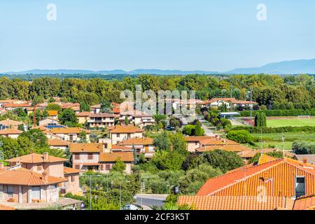Castiglione del Lago, paese italiano in Umbria nella soleggiata giornata estiva paesaggio urbano vista ad alto angolo vicino al lago Trasimeno e tetto di colore arancione Foto Stock