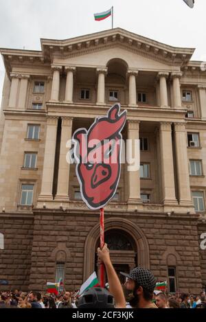 Sofia, Bulgaria. 02 settembre 2020. Un cartello di maiale tenuto da un protettore durante la manifestazione. Per il 56° giorno consecutivo, i bulgari si sono riuniti fuori dagli edifici governativi accusando il primo ministro, Boyko Borisov di corruzione e di protezione dei potenti magnati. I manifestanti nella capitale e nelle città di tutto il paese chiedono le dimissioni del primo ministro e del suo governo di centro destra. Credit: SOPA Images Limited/Alamy Live News Foto Stock