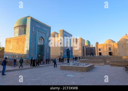 Necropoli di Shah-i-Zinda a Samarkand, Uzbekistan. Turisti a Shah i Zinda complesso di mausolei. Foto Stock