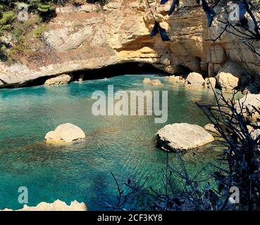 Appartata bella spiaggia rocciosa in Montenegro. Rocce calcaree panoramiche. Turchese cristallo mare Mediterraneo chiaro. Meravigliosa vacanza estiva sull'Adriatico Foto Stock