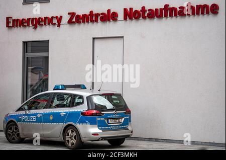 27 agosto 2020, Berlino: Una macchina di polizia è parcheggiata all'ingresso del pronto soccorso principale dell'ospedale berlinese di Charite, dove Alexei Navalny è in cura. Foto: Fabian Sommer/dpa Foto Stock