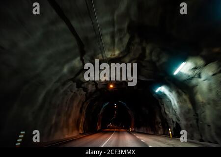 Almannaskard o Almannaskardsgong tunnel buio interno vista astratta vicino Hofn, Islanda con luci percorso illuminato passaggio sulla tangenziale autostrada Foto Stock