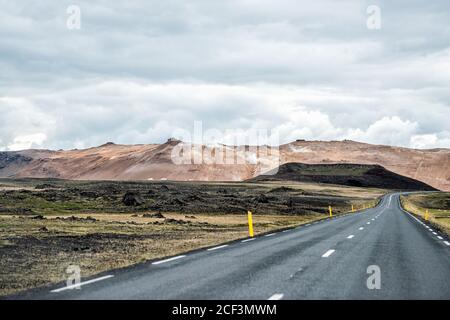 Reykjahlid, Islanda paesaggio auto anello punto di vista vicino lago Myvatn e fumaroles vapore sfiati geyser durante il giorno nuvoloso in autostrada Foto Stock