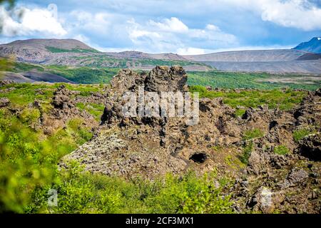 Vista sul paesaggio verde delle montagne dell'Islanda a Krafla vicino al lago Myvatn e molte formazioni rocciose Foto Stock