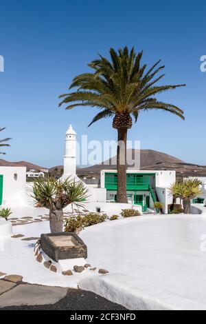 Tipico stile canario edifici e piante tropicali, El Campesino, Lanzarote, Spagna Foto Stock