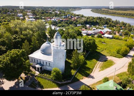 Vista aerea del paesaggio della città di Kasimov sul fiume Oka con la più antica moschea Khan, Russia Foto Stock