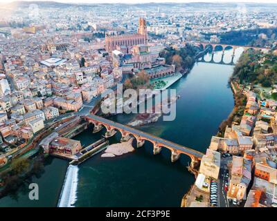 Panoramica vista aerea della città francese di Albi, Cattedrale Basilica di Santa Cecilia e ponti sul fiume Tarn Foto Stock