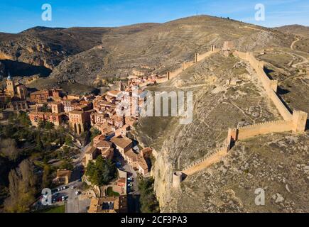 Vista da fuco di Albarracin cityscape con antiche mura e la torre della cattedrale, Aragona, Spagna Foto Stock