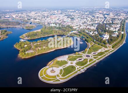 Vista panoramica dal drone di Yaroslavl con parco a Strelka in luogo di confluenza del Kotorosl e fiumi Volga e Cattedrale dell Assunzione, Russia Foto Stock