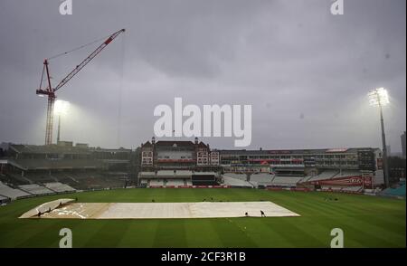 Una visione generale delle coperture sul campo mentre la pioggia cade davanti alla partita Vitality T20 Blast al Kia Oval, Londra. Foto Stock