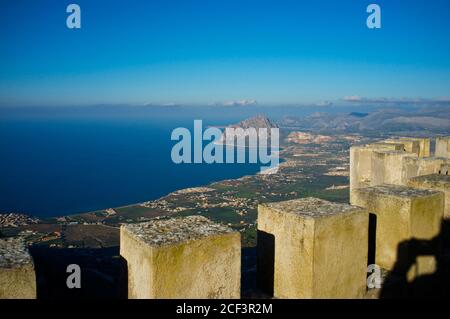 Vista sul Mediterraneo da Monte Erice, Sicilia nord-occidentale, Italia Foto Stock