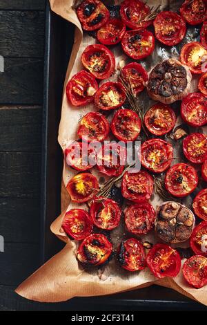 Forno pomodori ciliegini arrostiti su un forno vassoio vista dall'alto. Foto Stock