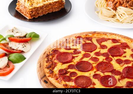 Assortimento di piatti di pasta italiana isolati su sfondo bianco Foto Stock