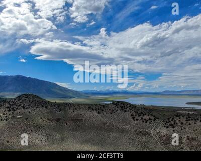 Vista aerea del lago Crowley sulla montagna durante la calda giornata estiva. Mono County, California, Stati Uniti Foto Stock