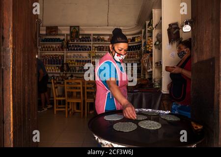 Real De Catorce, Messico. 13 giugno 2020. Un lavoratore fa tortillas di mais messicano fuori di un ristorante.anche se il numero di visitatori non è paragonabile a quelli prima della pandemia di Covid-19, Real de Catorce in San Luis Potosí Stato ha lentamente iniziato a riavviare l'economia, soprattutto dove il turismo è la principale fonte di reddito. Credit: SOPA Images Limited/Alamy Live News Foto Stock