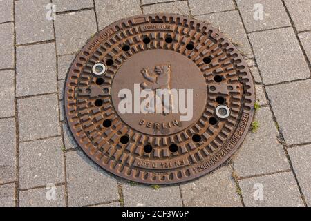 Copri tombino con orso berlinese Foto Stock