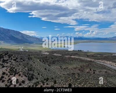 Vista aerea del lago Crowley sulla montagna durante la calda giornata estiva. Mono County, California, Stati Uniti Foto Stock