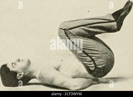 . Ernia addominale : la sua diagnosi e trattamento. o da parte del medico di famiglia. Dirige che un capretto adatto sia applicato e dopo che il paziente è stato abituato ad esso, i seguenti esercizi sono presi due volte al giorno, la severità dei movementessendo gradualmente aumentata: Fig. ioi. ??(i) sdraiato sulla schiena con un cuscinetto sottile sotto la testa, sollevare il ginocchio destro, avvicinandolo il più possibile al petto, facendo uno sforzo speciale nell'ultima parte del movimento. Allungare la gamba ed eseguire lo stesso movimento con la sinistra.ripetere il movimento cinque volte con ciascuna gamba, quindi sollevare le ginocchia verso la ch Foto Stock