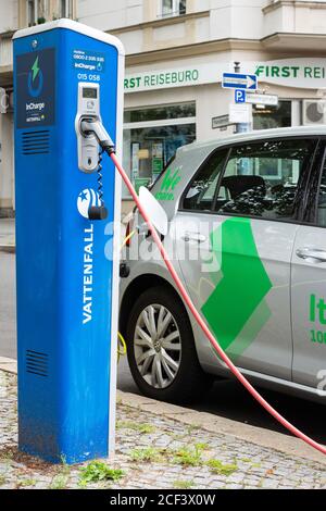 Stazione di ricarica in uso per auto elettriche sul marciapiede A Berlino Foto Stock