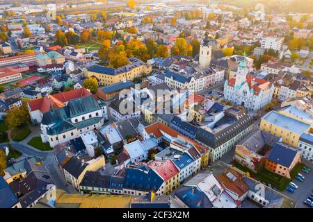 Vista panoramica dal drone del centro storico di Sumperk città in raggi di sole d'autunno, Olomouc Regione, Repubblica Ceca Foto Stock