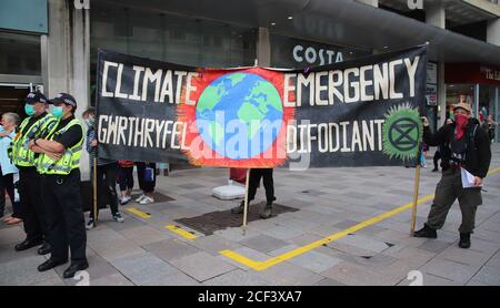 Cardiff, Galles, Regno Unito. 3 settembre 2020. I manifestanti di ribellione al di fuori della Barclays Bank il terzo giorno di azioni a Cardiff, 3 settembre 2020, nell'ambito della rivolta autunnale. I manifestanti mettono in evidenza gli investimenti delle banche nel combustibile fossile e le sue politiche di lavaggio del verde. I manifestanti hanno un banner che dice Climate Emergency Credit: Denise Laura Baker/Alamy Live News Credit: Denise Laura Baker/Alamy Live News Foto Stock