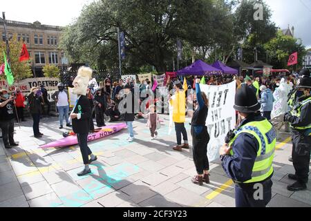 Cardiff, Galles, Regno Unito. 3 settembre 2020. I manifestanti di ribellione al di fuori della Barclays Bank il terzo giorno di azioni a Cardiff, 3 settembre 2020, nell'ambito della rivolta autunnale. I dimostranti evidenziano gli investimenti delle banche nel combustibile fossile e le politiche di lavaggio delle aree verdi. Una band samba suona fuori dalla banca che è affiancata dalla polizia Credit: Denise Laura Baker/Alamy Live News Credit: Denise Laura Baker/Alamy Live News Foto Stock