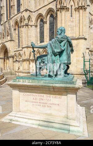 L'Imperatore Costantino la Grande statua al di fuori della Cattedrale di York, York, North Yorkshire, Inghilterra, Regno Unito Foto Stock