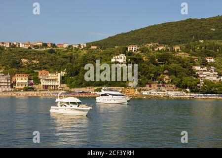 Due yacht di lusso all'ancora di fronte alla costa della popolare località turistica d'estate, Lerici, la Spezia, Liguria, Italia Foto Stock