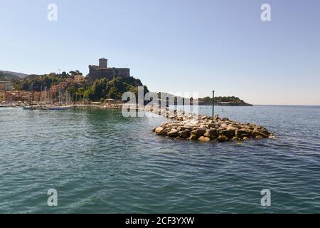 Vista panoramica dal mare del borgo peschereccio con il castello medievale e il porto d'estate, Lerici, la Spezia, Liguria, Italia Foto Stock