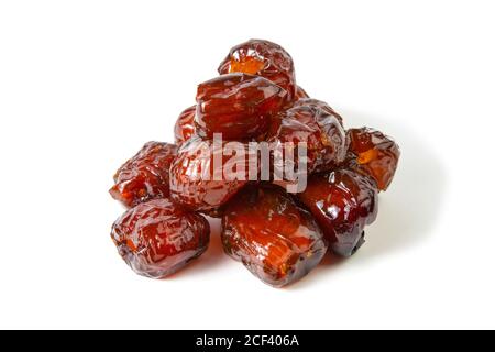 Jujubes rossi isolati su sfondo bianco. Vista frontale, primo piano Foto Stock