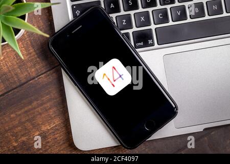 Antalya, TURCHIA - 03 settembre 2020. IPHONE con il logo del nuovo iOS 14, il prossimo sistema operativo di Apple per i suoi smartphone in uscita. Foto Stock
