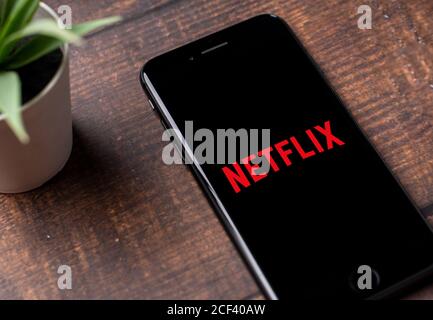 Antalya, TURCHIA - 03 settembre 2020. Smartphone con logo dell'app Netflix. Covid-19 Coronavirus soggiorno casa concetto Foto Stock