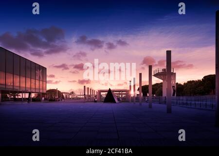 CosmoCaixa museo della scienza a Barcellona, Spagna al tramonto. Spazio di copia vuoto per il contenuto dell'editor. Foto Stock