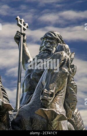 Nettuno sulla statua di Hippocampus al Naval War Memorial a Plymouth Hoe. Un bronzo di William McMillan. Un motage con cielo aggiunto Foto Stock