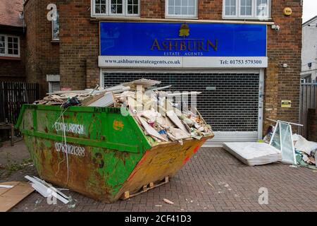 Slough, Berkshire, Regno Unito. 3 settembre 2020. I rifiuti si accatastarono fuori di un'agenzia immobiliare chiusa sulla Farnham Road a Slough. Credito: Maureen McLean/Alamy Foto Stock