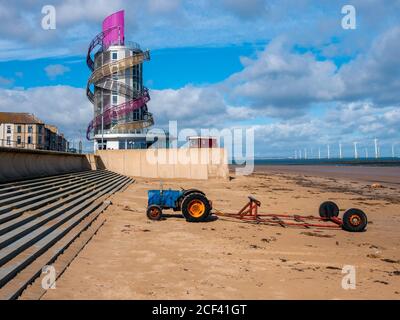 Il Beacon Redcar in una giornata soleggiata in tarda estate con un trattore di pescatori e un rimorchio parcheggiati sulla spiaggia in anteriore Foto Stock