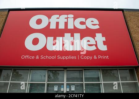 Slough, Berkshire, Regno Unito. 3 settembre 2020. L'ex negozio di cancelleria Staples che è diventato un negozio di Office Outlet che ha chiuso in modo permanente. Credito: Maureen McLean/Alamy Foto Stock