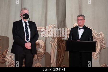 Bayreuth, Germania. 03 settembre 2020. Bernd Sibler (r, CSU), ministro bavarese della Scienza e dell'Arte, e Thomas Ebersberger (CSU), sindaco di Bayreuth, aprono il 'Festival barocco dell'Opera di Bayreuth' nel Teatro dell'Opera di Margravial. Il 'Festival dell'Opera Barocca di Bayreuth' si svolge a Bayreuth dal 03.09 al 13.09. Credit: Nicolas Armer/dpa/Alamy Live News Foto Stock