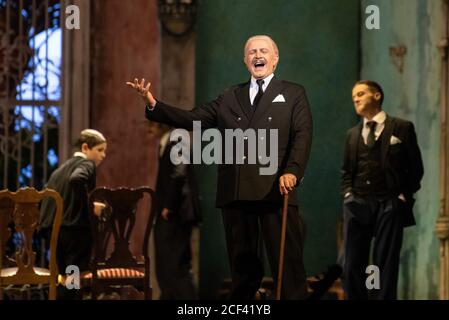 Bayreuth, Germania. 03 settembre 2020. Max Emanuel Cencic (M) come 'Lottario' e Petr Nekoranec (r) come 'Asprando'. Si apre il 'Festival dell'Opera Barocca di Bayreuth' nel Teatro dell'Opera Margraviale con una nuova produzione del brano 'Carlo il Calvo' del compositore 'Nicola Antonio Porporaa'. Il 'Festival dell'Opera Barocca di Bayreuth' si svolge a Bayreuth dal 03.09 al 13.09. Credit: Nicolas Armer/dpa/Alamy Live News Foto Stock